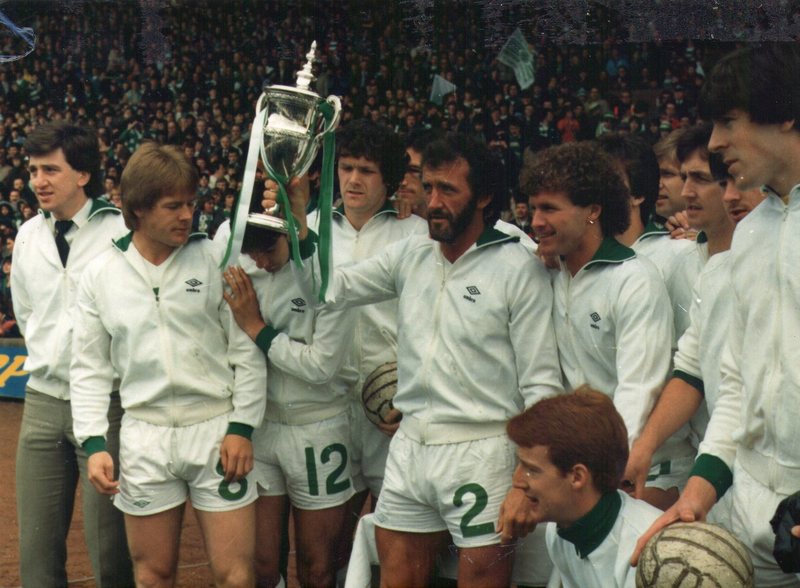 Danny McGrain lifts the trophy in 1981