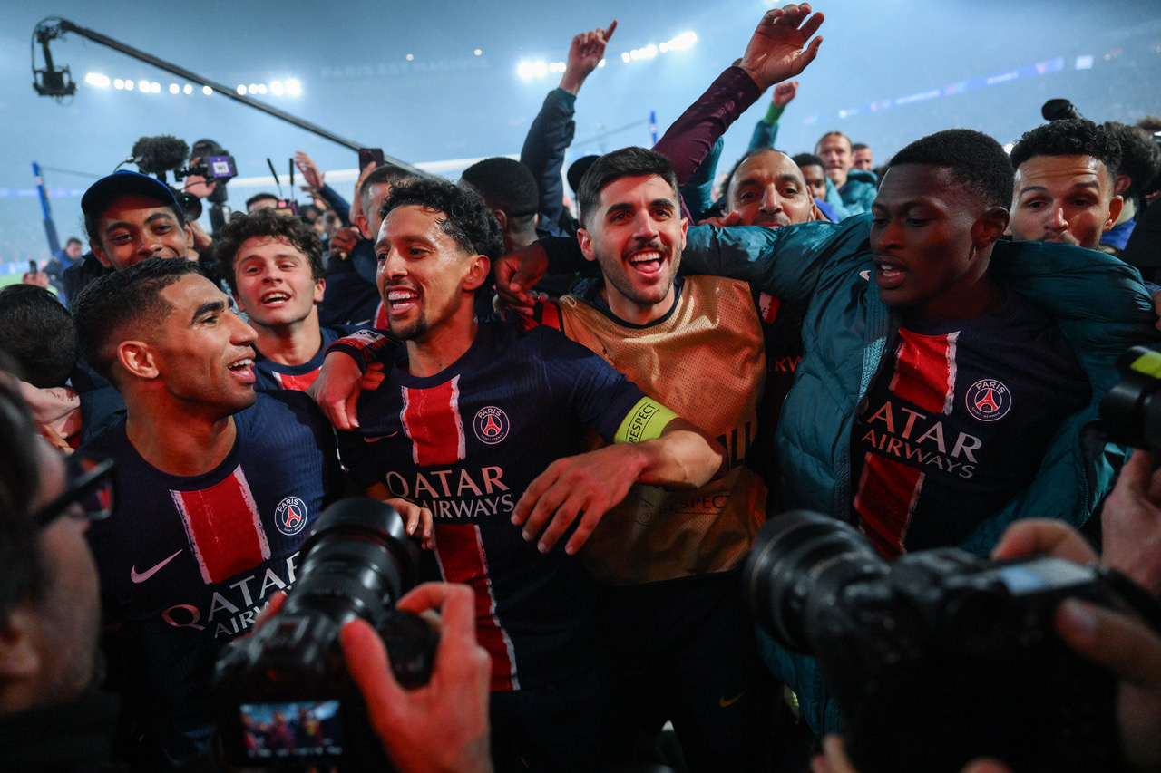 Marquinhos of Paris Saint-Germain celebrates with team mates