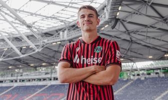 Maik Nawrocki trägt ab sofort das 96-Trikot. (Foto: 96/Redaktion)