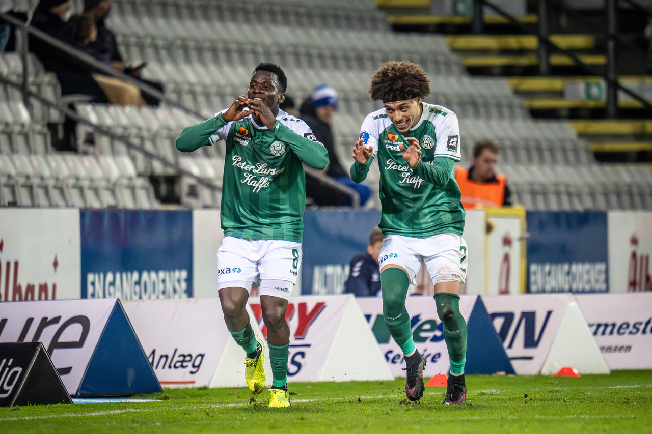 Serginho (7) on right