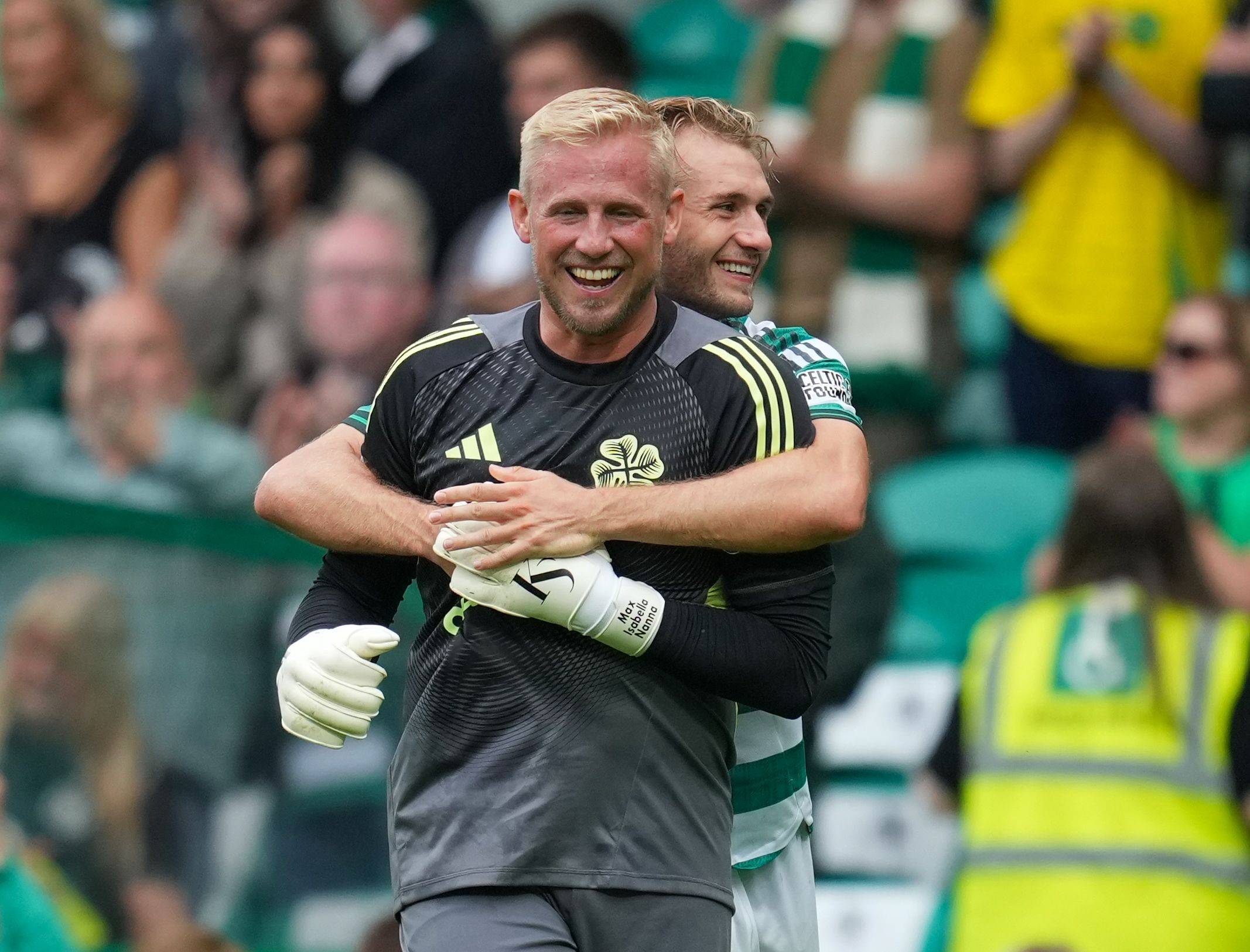 Kasper Schmeichel celebrates with Benjamin Nygren