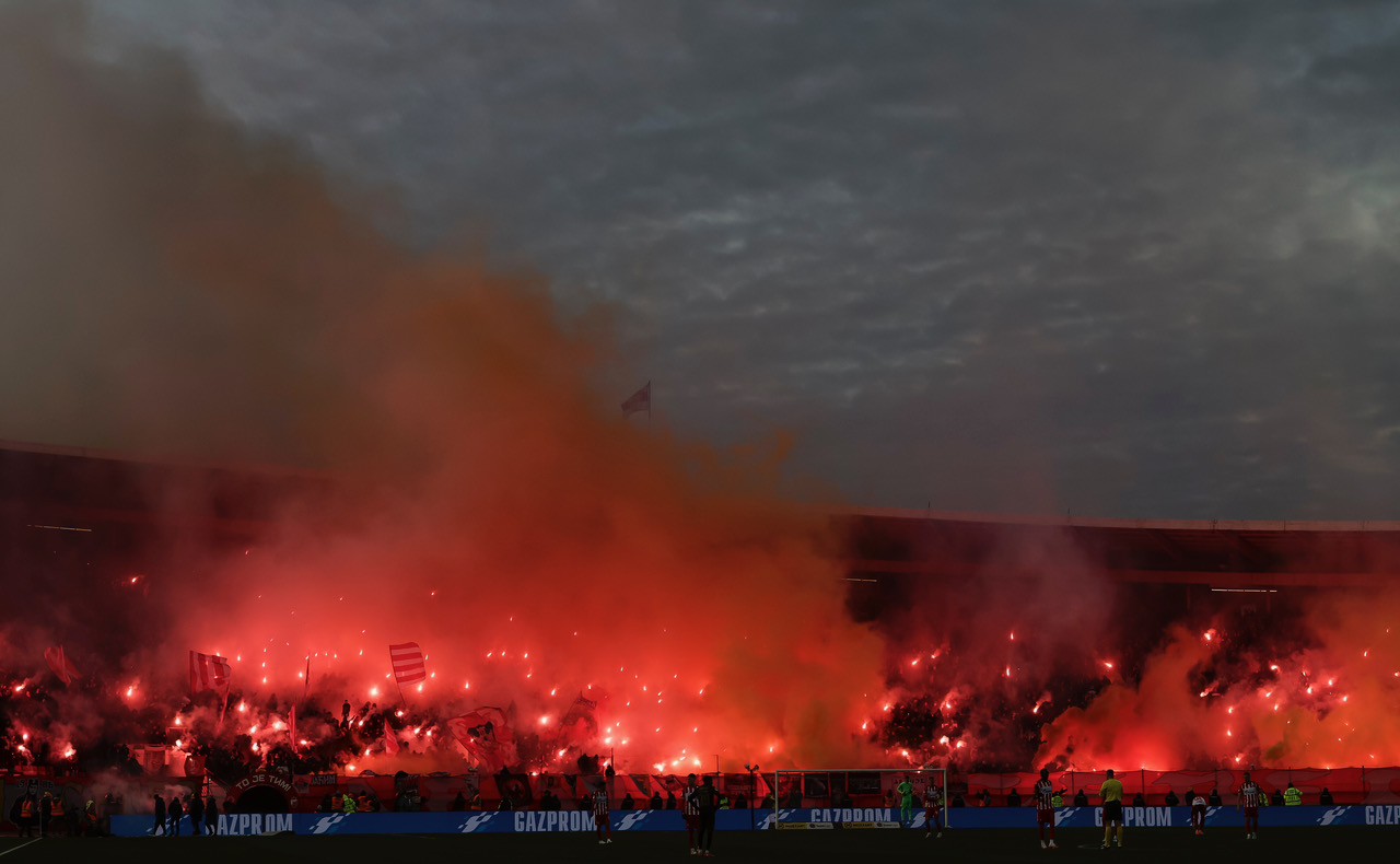 Fans of Crvena Zvezda light flares