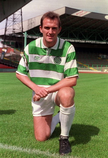 Martin Hayes signs for Celtic 