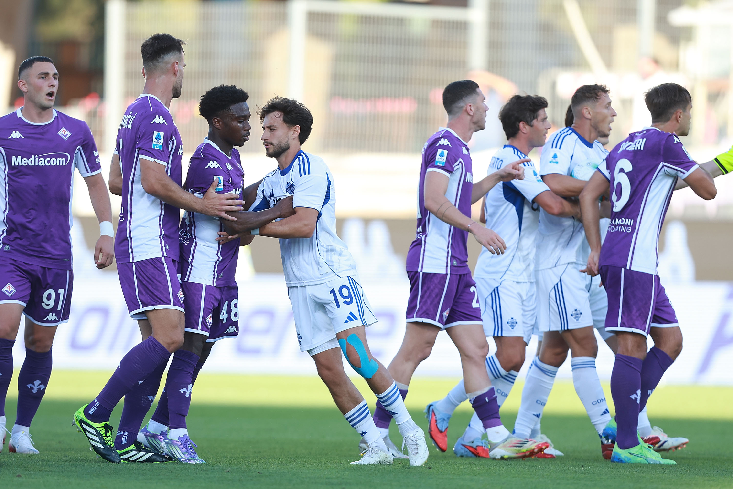Tariq Lamptey of ACF Fiorentina and Nicolas Kuhn of Como 1907 argue 