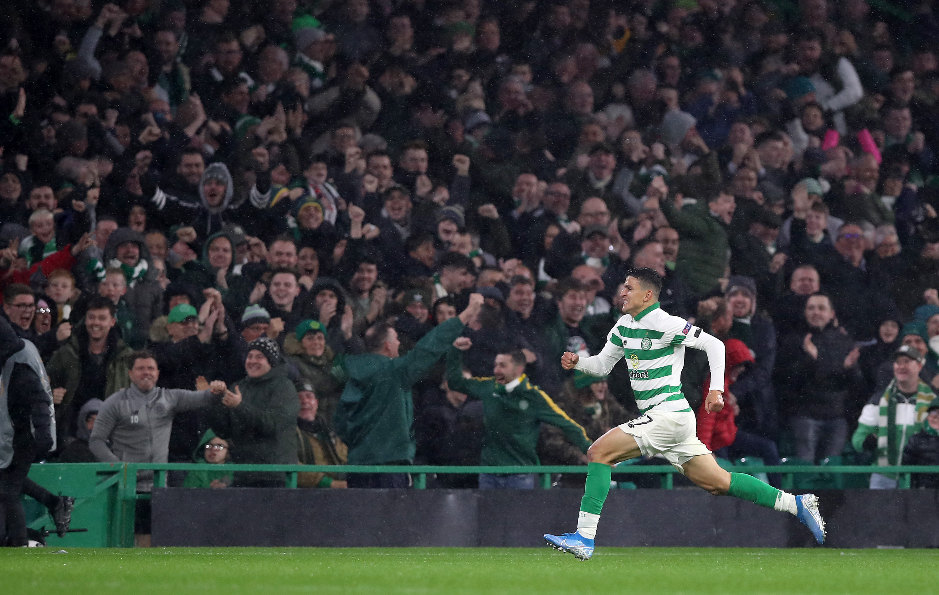 Mohamed Elyounoussi of Celtic celebrates 