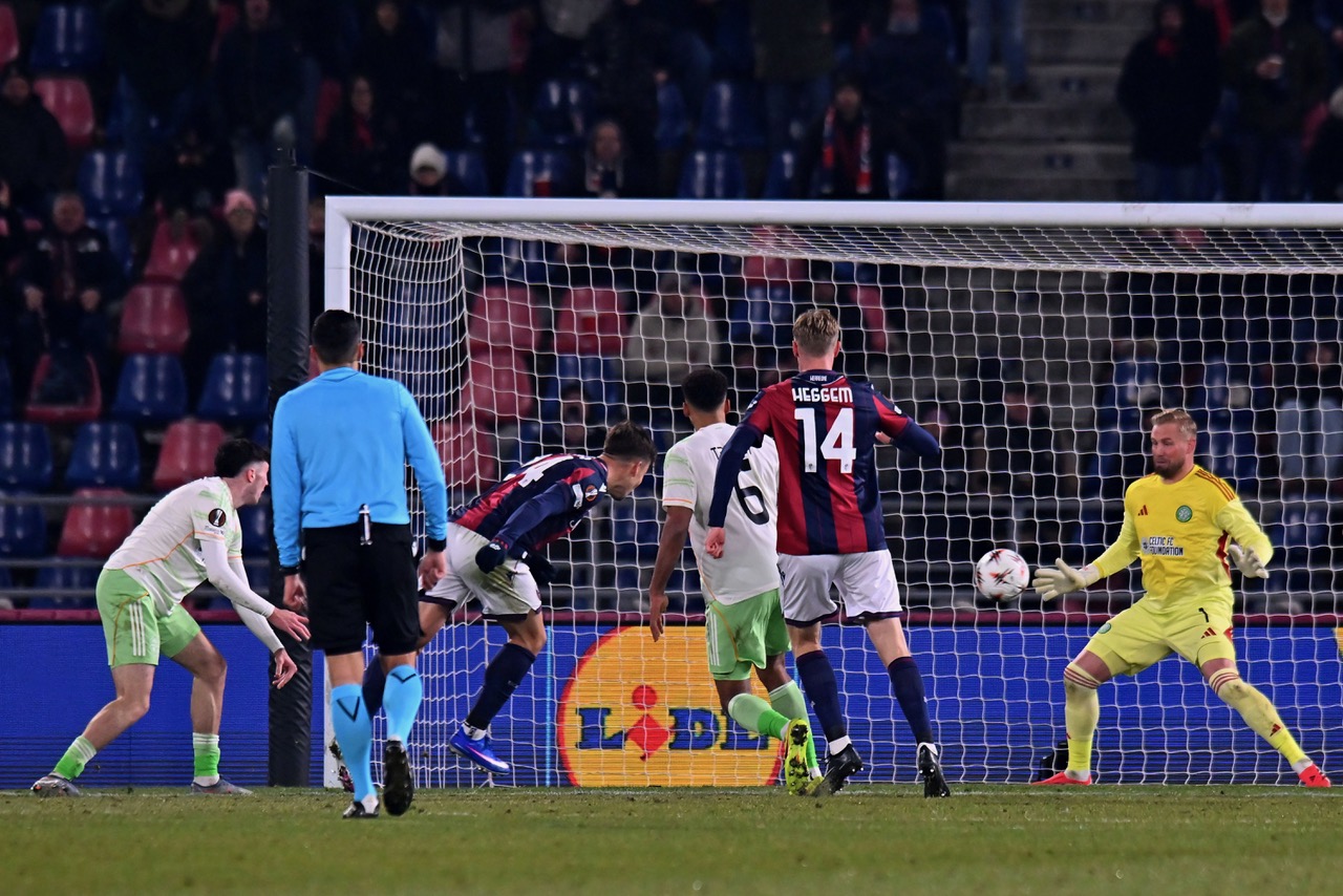 Thijs Dallinga of Bologna scores