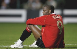 Louis Saha of Manchester United looks dejected