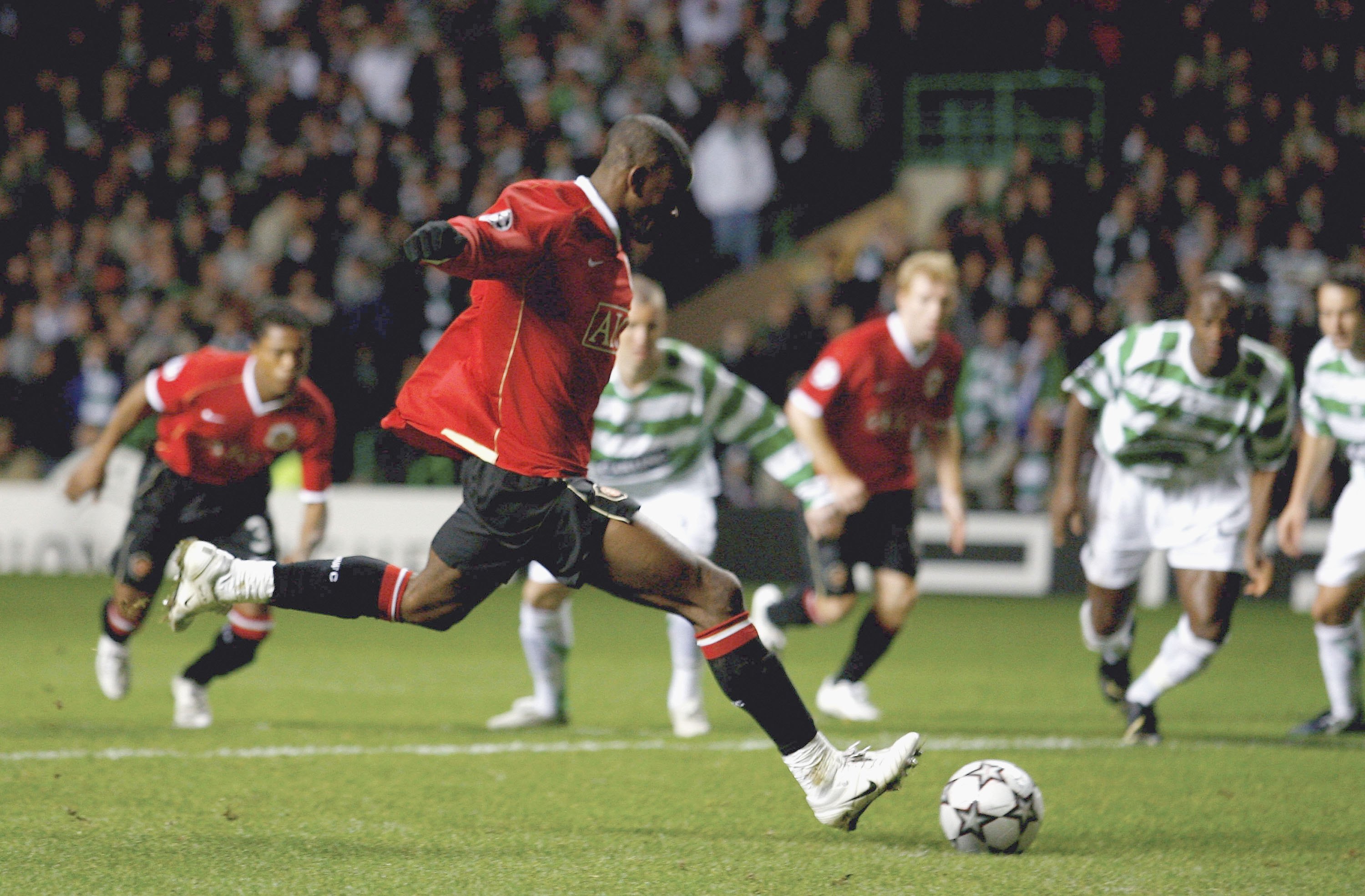 Louis Saha of Manchester United misses from the penalty spot 