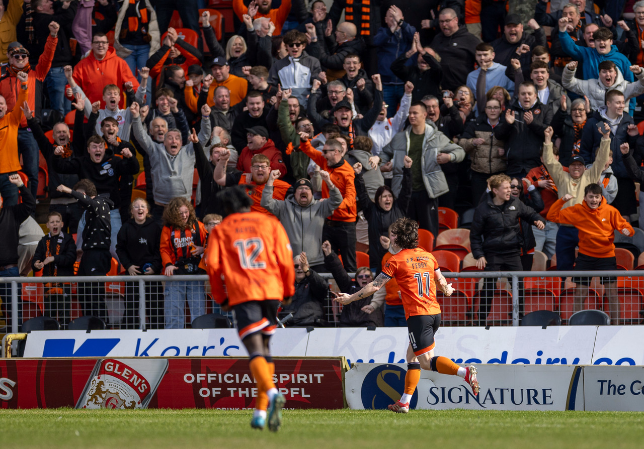 United celebrations at Tannadice