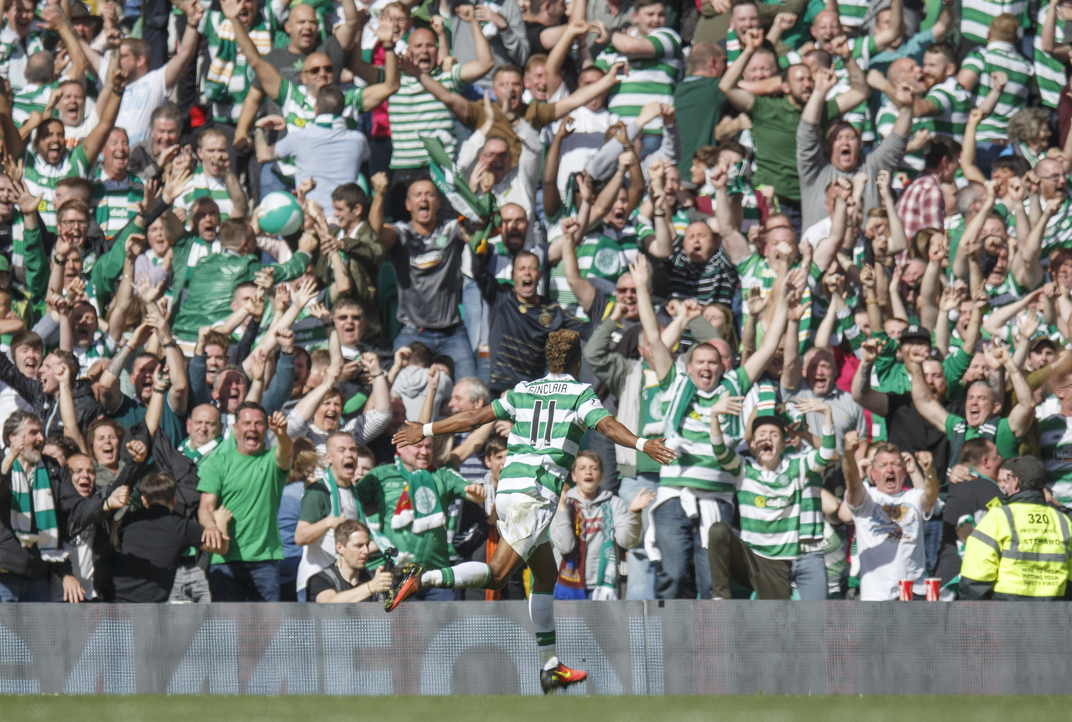 Scott Sinclair of Celtic celebrates 