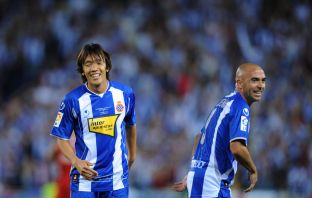 Shunsuke Nakamura (L) of RCD Espanyol is congratulated by Ivan de la Pena