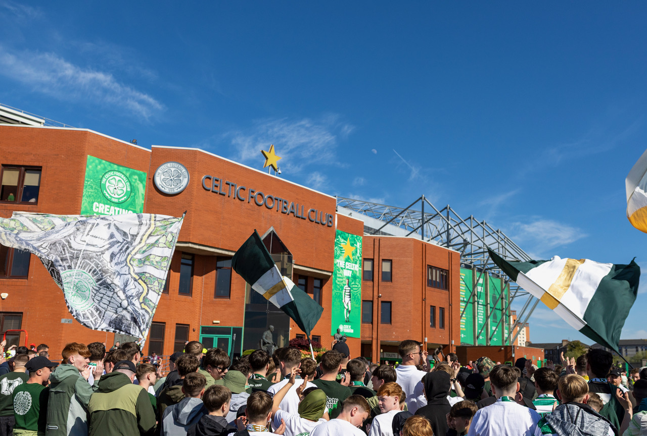 Spirit of '86 - Celtic team's welcome to Paradise. Saturday 25 April 2026. Celtic v Falkirk. Scottish Premiership. Photo Photograph by Vagelis Georgariou