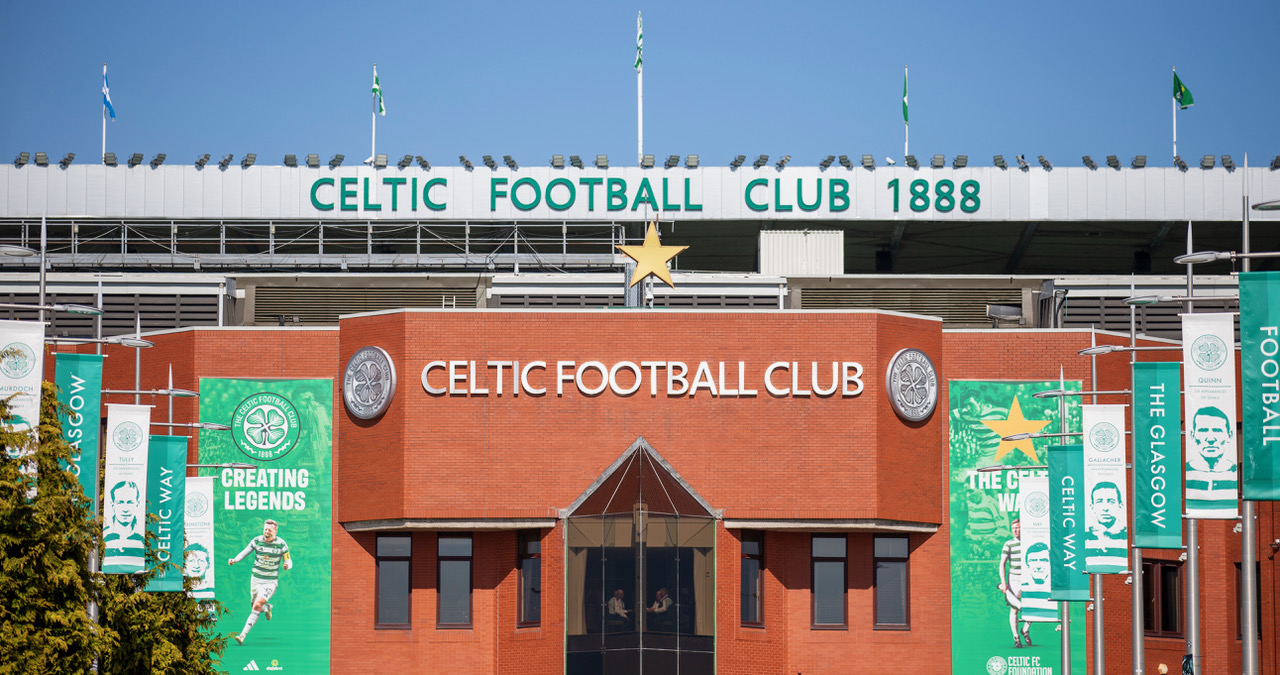 Spirit of '86 - Celtic team's welcome to Paradise. Saturday 25 April 2026. Celtic v Falkirk. Scottish Premiership. Photo Photograph by Vagelis Georgariou