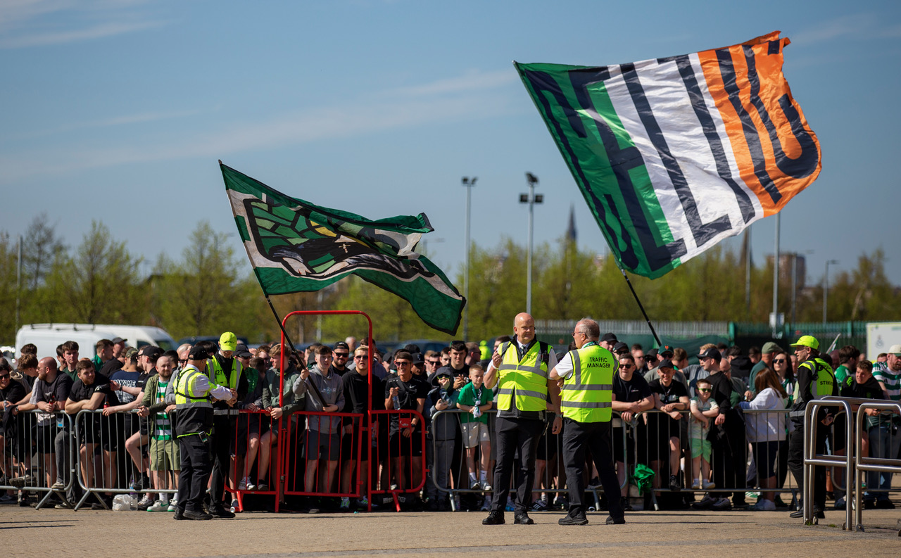 Spirit of '86 - Celtic team's welcome to Paradise. Saturday 25 April 2026. Celtic v Falkirk. Scottish Premiership. Photo Photograph by Vagelis Georgariou