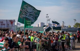 Spirit of '86 - Celtic team's welcome to Paradise. Saturday 25 April 2026. Celtic v Falkirk. Scottish Premiership. Photo Photograph by Vagelis Georgariou
