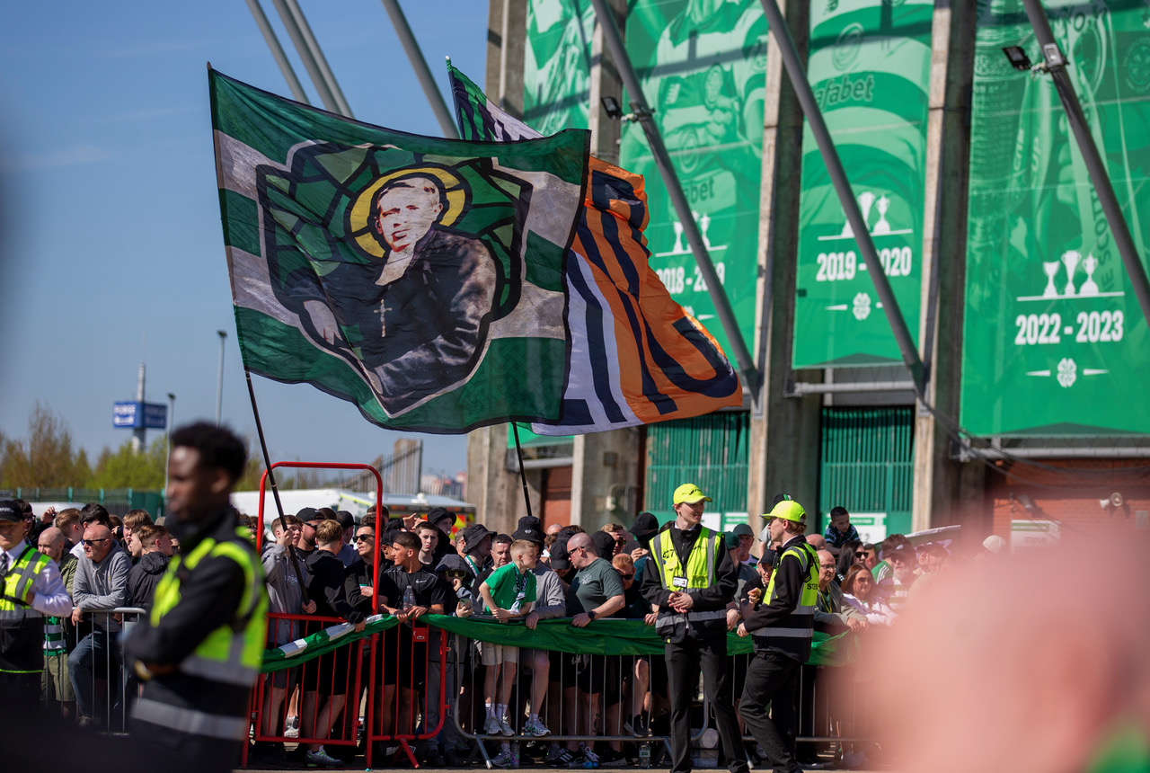 Spirit of '86 - Celtic team's welcome to Paradise. Saturday 25 April 2026. Celtic v Falkirk. Scottish Premiership. Photo Photograph by Vagelis Georgariou