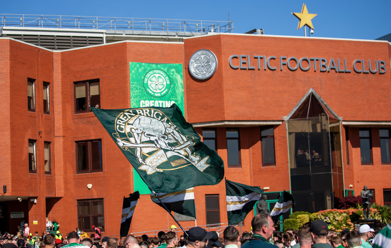 Spirit of '86 - Celtic team's welcome to Paradise. Saturday 25 April 2026. Celtic v Falkirk. Scottish Premiership. Photo Photograph by Vagelis Georgariou