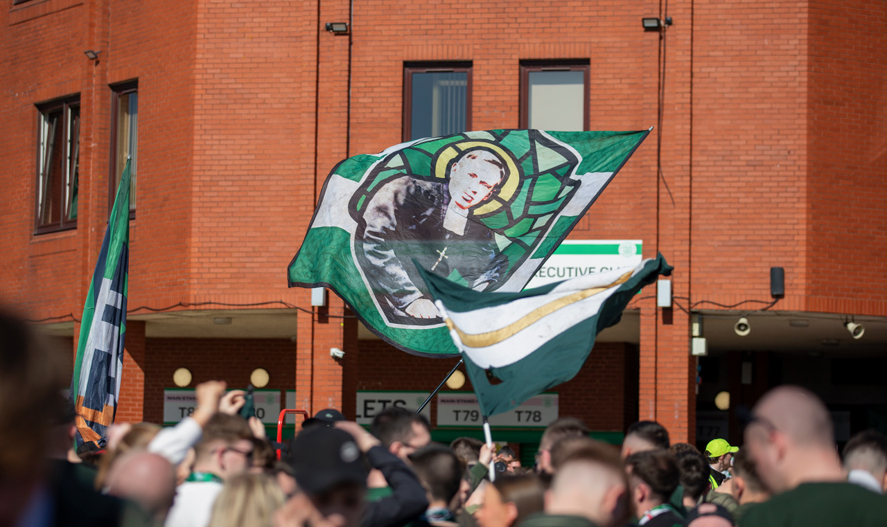 Spirit of '86 - Celtic team's welcome to Paradise. Saturday 25 April 2026. Celtic v Falkirk. Scottish Premiership. Photo Photograph by Vagelis Georgariou