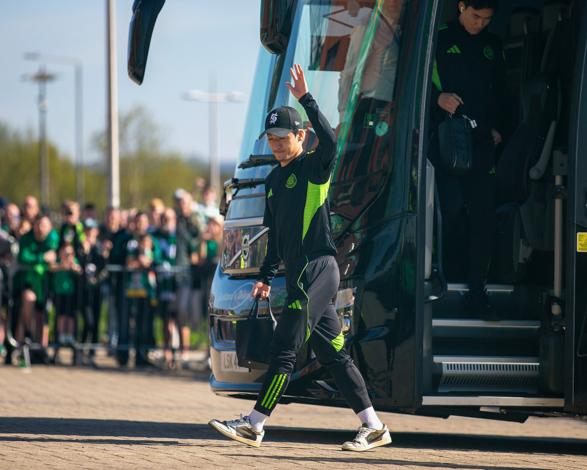 Spirit of '86 - Celtic team's welcome to Paradise. Saturday 25 April 2026. Celtic v Falkirk. Scottish Premiership. Photo Photograph by Vagelis Georgariou