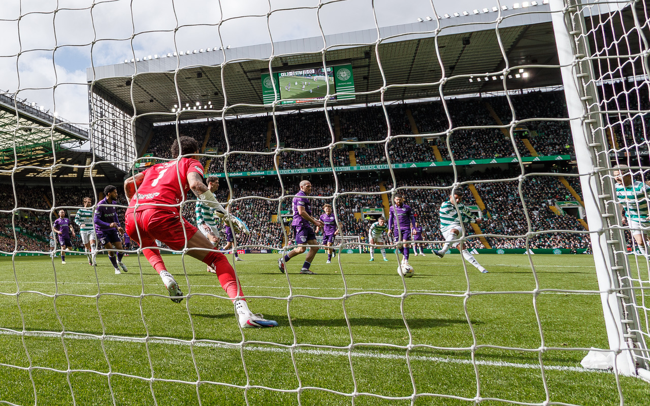 Alex Oxlade-Chamberlain scores