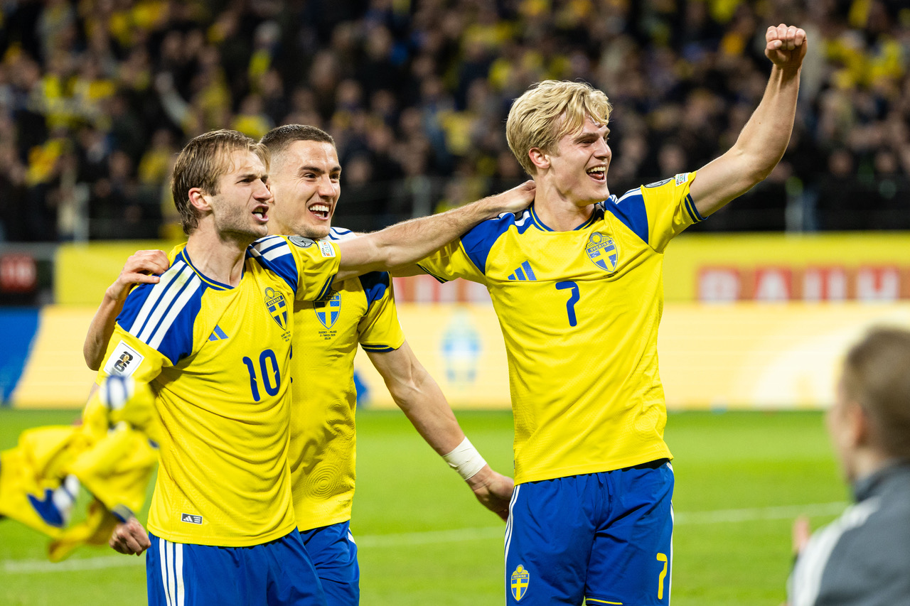 Benjamin Nygren of Sweden celebrates with teammates Gustaf Lagerbielke and Lucas Bergvall