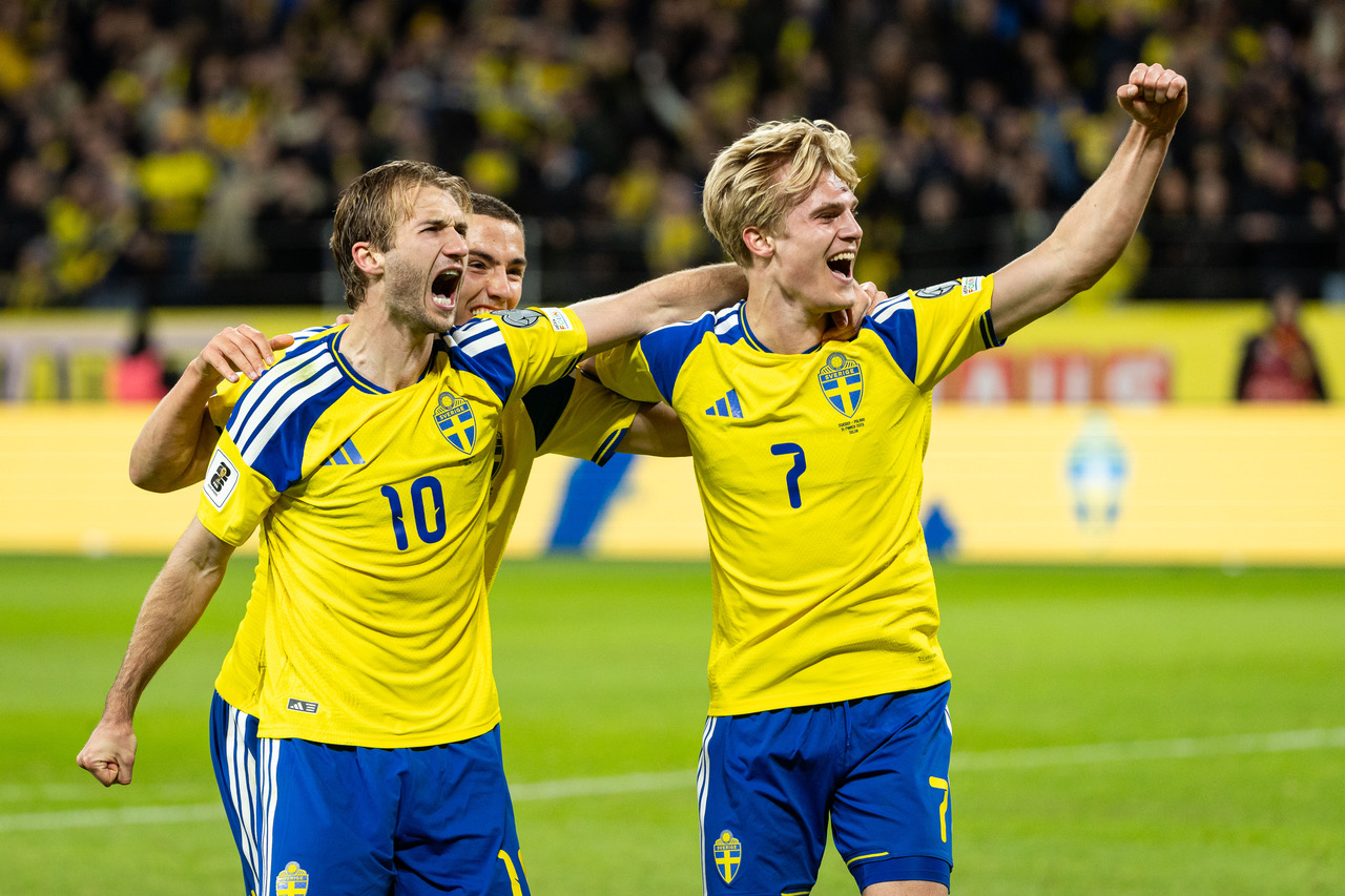 Benjamin Nygren of Sweden celebrates with teammates Gustaf Lagerbielke and Lucas Bergvall