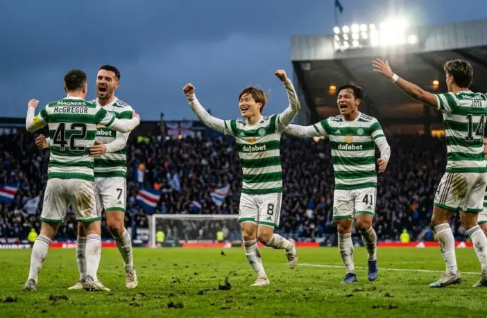 Celtic players celebrate goal during 3-2 away victory over Motherwell in Scottish Premiership title race
