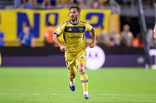 Marcelo Saracchi in a Boca Juniors yellow kit during a football match.